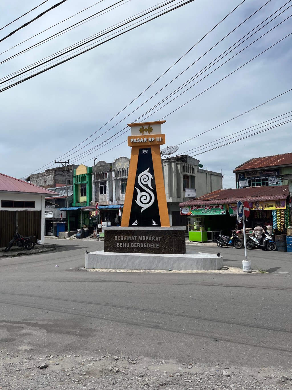 Tugu Kampung Pasar Simpang Tiga